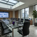 04 european corporate boardroom set formal meetings daylight - Hvordan registrere AS steg for steg i Altinn (Samordnet registermelding)