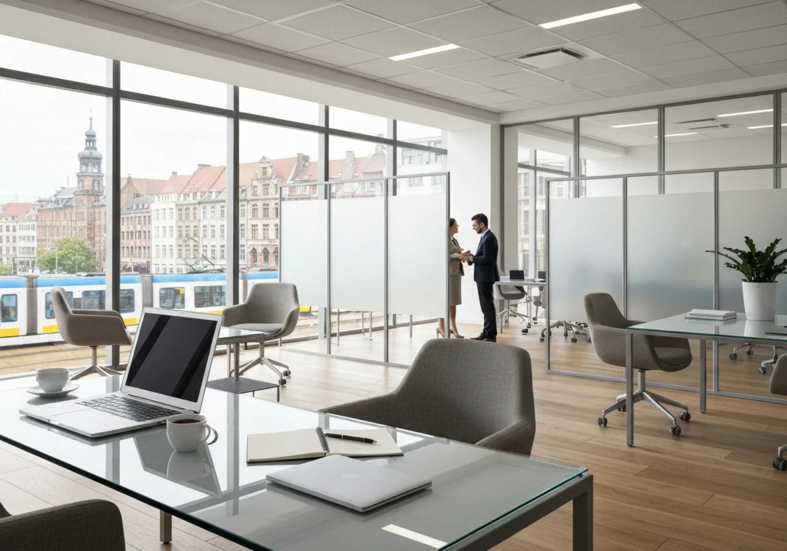 05 glass topped desk with laptop in european open plan office - Sjekkliste og mal: Evaluere og sammenligne leverandørtilbud (mal + spørsmål...