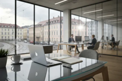 15 open plan glass office desk smartphone shot - Slik bygger du digitale nettverk: 5 faser + maler for relasjonsbygging online