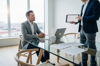 17 nordic office boardroom with glass table - Mal for samarbeidsavtale: hva bør alltid stå i kontrakten?