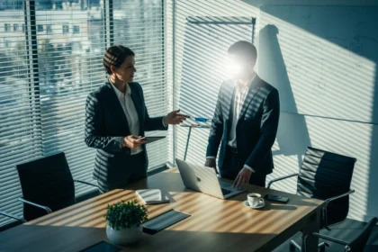 19 two executives in nordic conference smartphone realism - Slik gjør du grundig due diligence på potensielle samarbeidspartnere (steg-for-s...