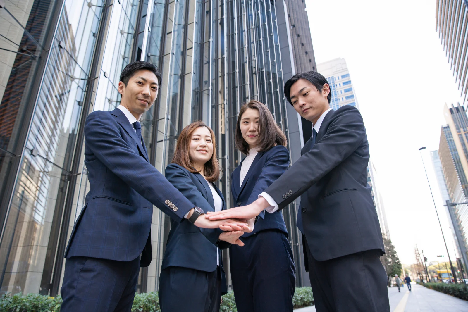 4 business men and women 2026 01 11 09 14 40 utc - Hvordan velge et møtebooking-system (køpsguide for norske B2B-team)