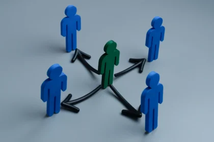 A green figure at the center surrounded by blue fi 2026 01 08 08 17 15 utc - Slik løser du samarbeidsproblemer på jobb