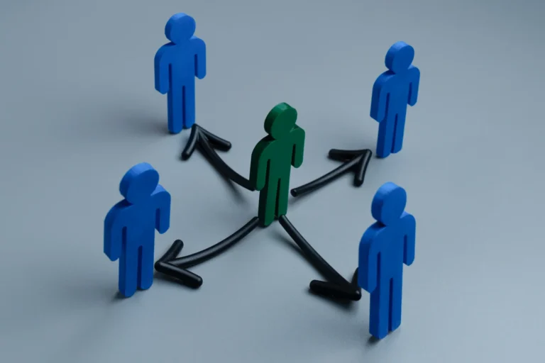 A green figure at the center surrounded by blue fi 2026 01 08 08 17 15 utc - Slik løser du samarbeidsproblemer på jobb