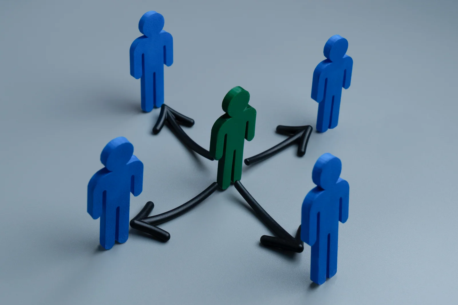 A green figure at the center surrounded by blue fi 2026 01 08 08 17 15 utc - Slik løser du samarbeidsproblemer på jobb