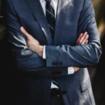 A man posing in a suit classic wear 2026 01 11 08 13 39 utc - Hva er et CRM-system og hvordan brukes det? (enkelt forklart)