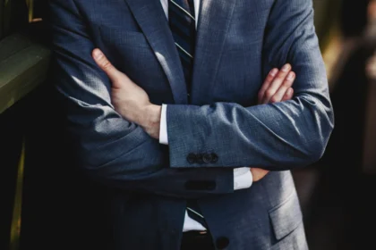 A man posing in a suit classic wear 2026 01 11 08 13 39 utc - Hva er et CRM-system og hvordan brukes det? (enkelt forklart)