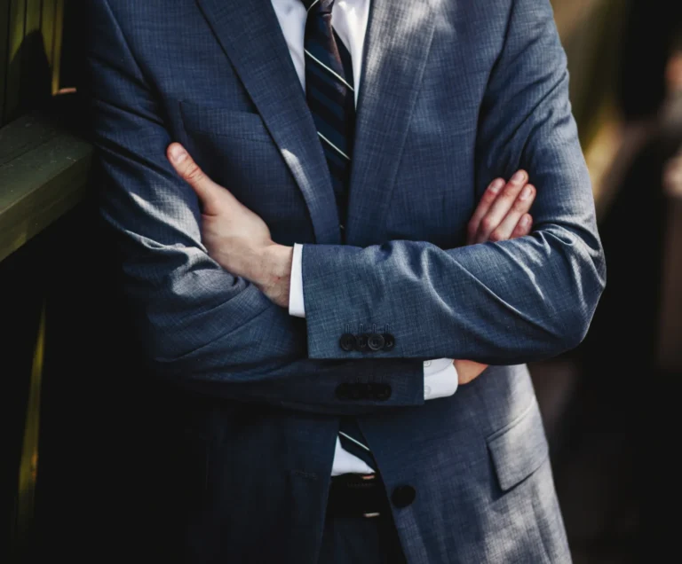 A man posing in a suit classic wear 2026 01 11 08 13 39 utc - Hva er et CRM-system og hvordan brukes det? (enkelt forklart)