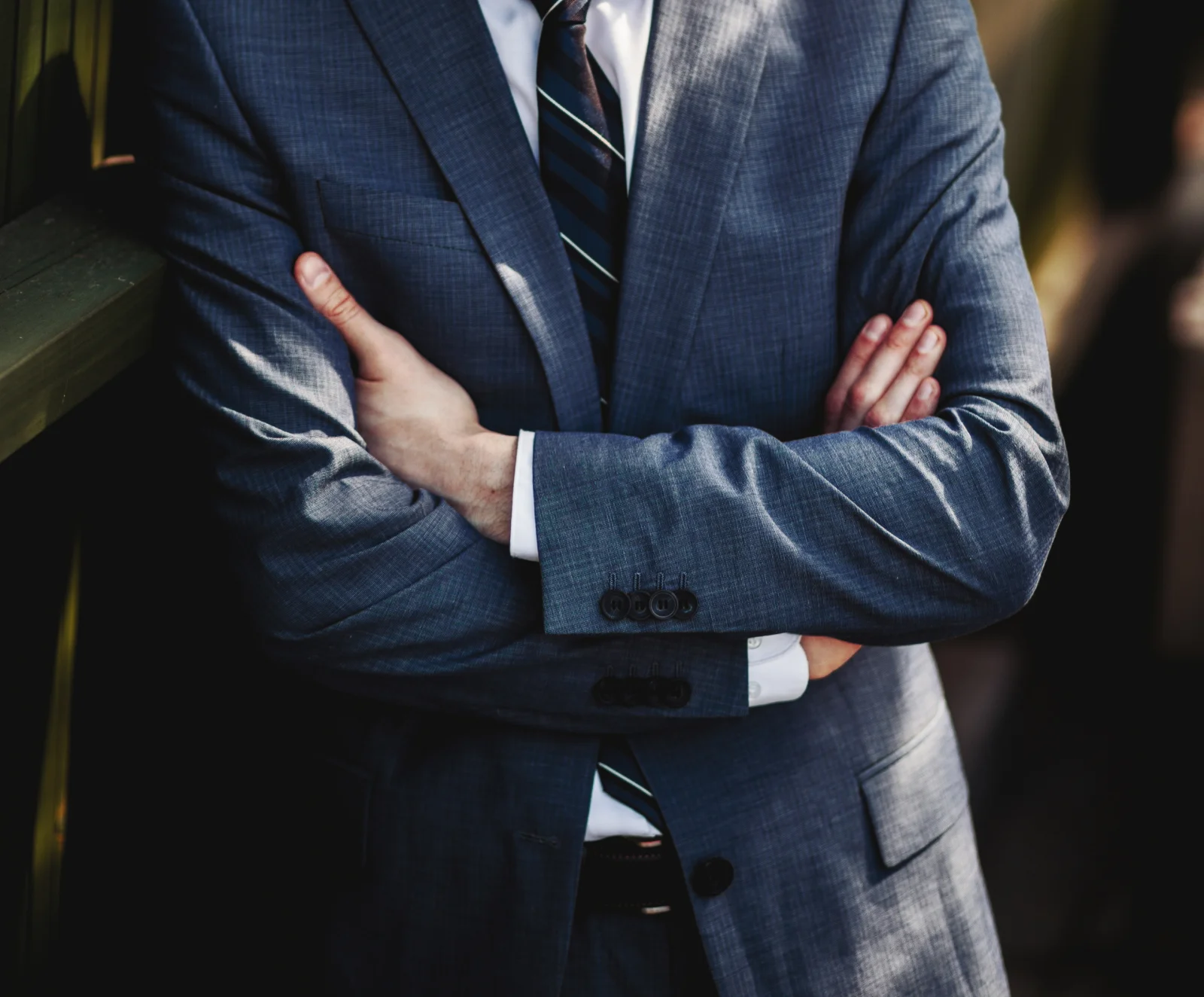 A man posing in a suit classic wear 2026 01 11 08 13 39 utc - Hva er et CRM-system og hvordan brukes det? (enkelt forklart)