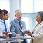 A mature businesswoman with a tablet explaining so 2026 01 09 10 59 06 utc - Roller og forventninger i samarbeid