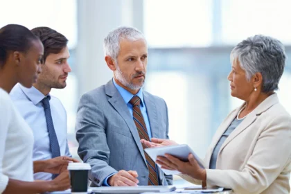 A mature businesswoman with a tablet explaining so 2026 01 09 10 59 06 utc - Roller og forventninger i samarbeid