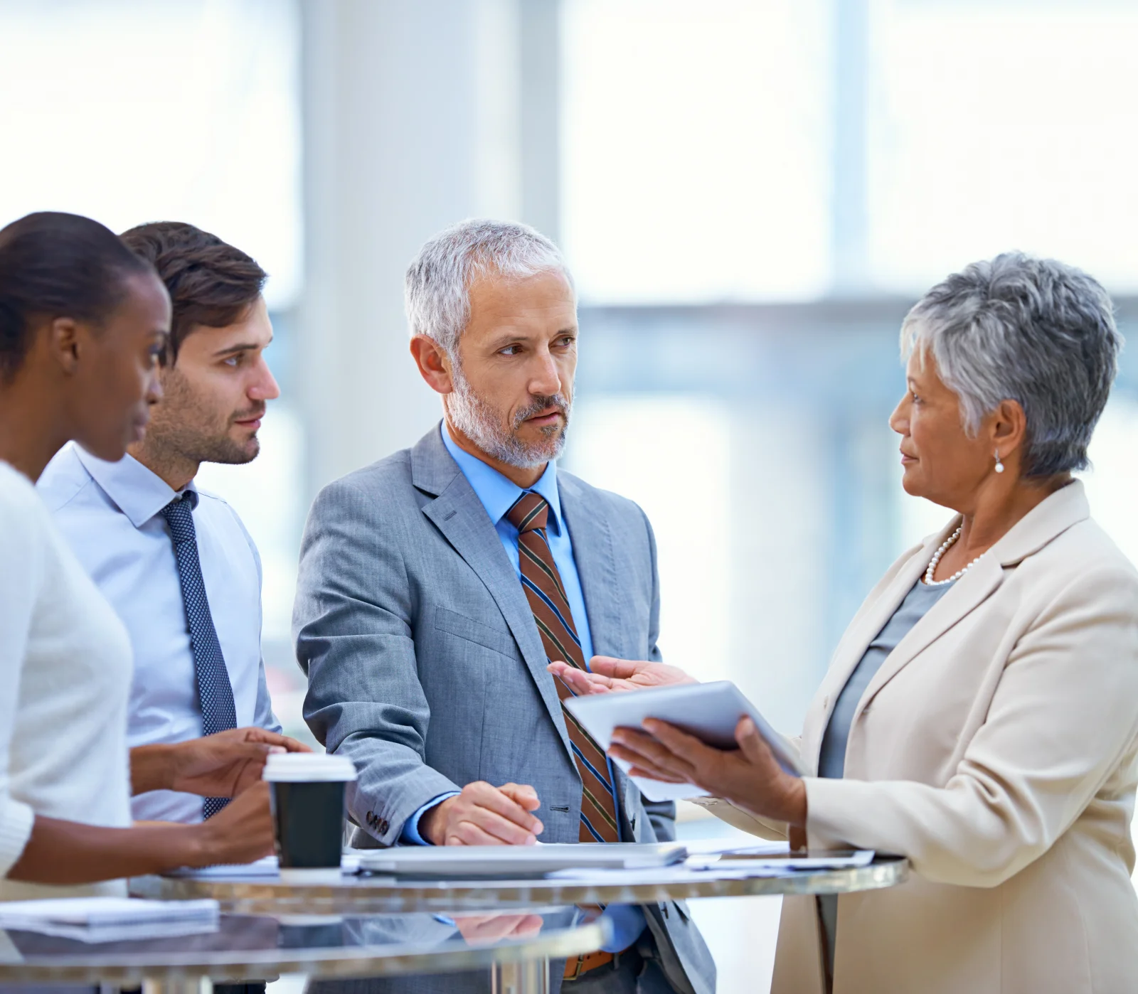 A mature businesswoman with a tablet explaining so 2026 01 09 10 59 06 utc - Roller og forventninger i samarbeid