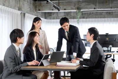 Asian businesspeople having a group meeting 2026 01 08 08 23 57 utc - Støtteordninger for bedrifter: tilskudd, lån og garantier