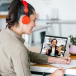 Back view of business latin woman talking to her m 2026 01 11 09 06 08 utc - Hvordan starte en bedrift i Norge (AS vs ENK)