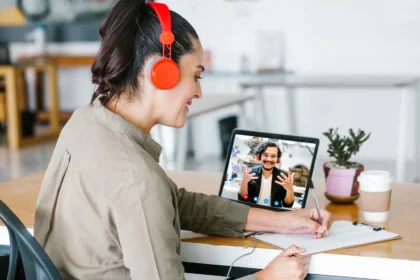 Back view of business latin woman talking to her m 2026 01 11 09 06 08 utc - Hvordan starte en bedrift i Norge (AS vs ENK)