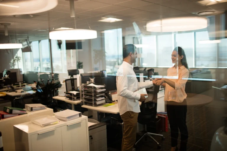 Business colleagues shaking hands in office 2026 01 09 08 35 48 utc - Hva er Brønnøysundregistrene, og hva brukes de til?