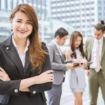 Business manager standing outdoor leading her team 2026 01 09 11 24 05 utc - Hvordan velge riktig programvare for virksomheten (SMB)