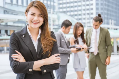 Business manager standing outdoor leading her team 2026 01 09 11 24 05 utc - Hvordan velge riktig programvare for virksomheten (SMB)