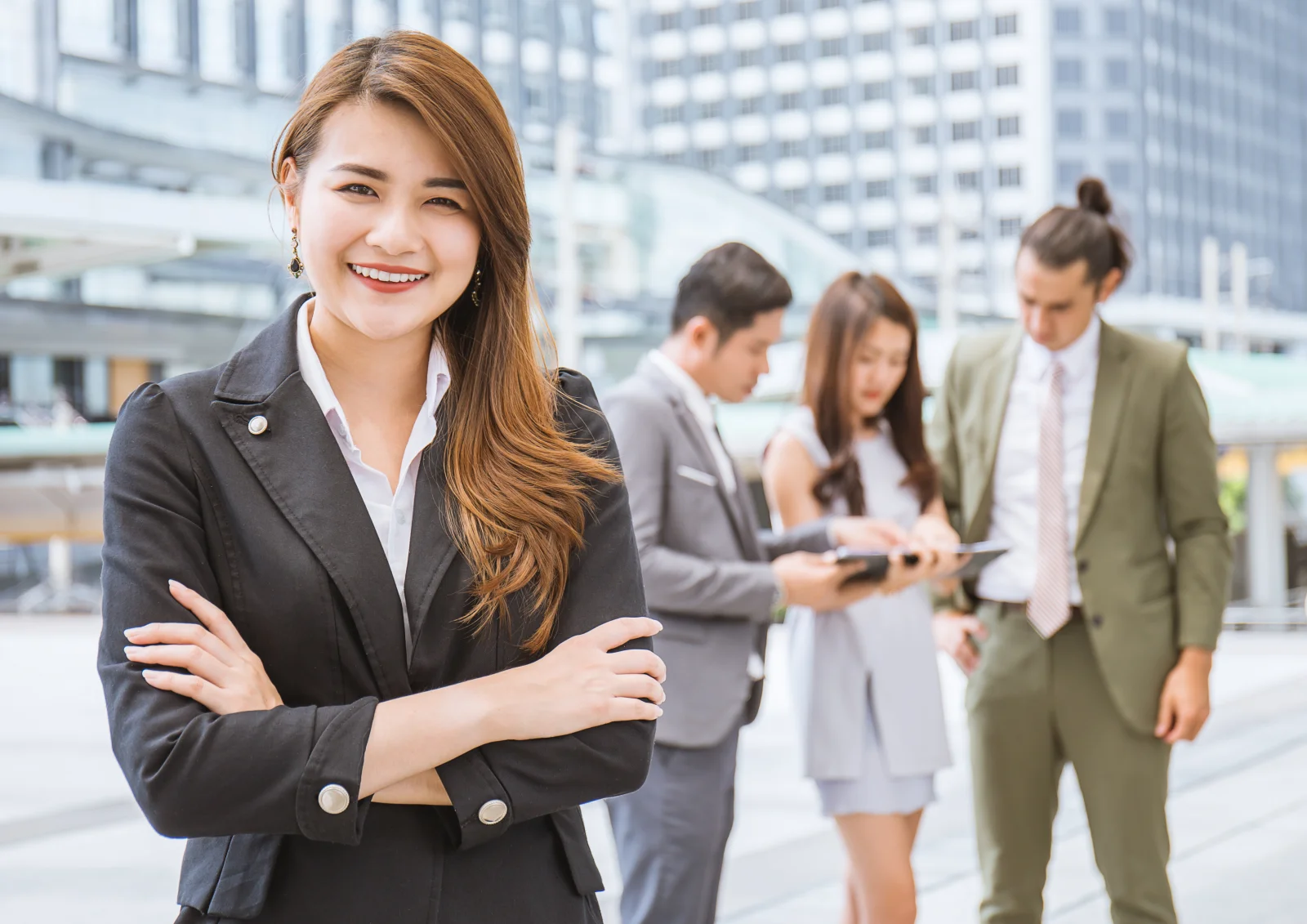 Business manager standing outdoor leading her team 2026 01 09 11 24 05 utc - Hvordan velge riktig programvare for virksomheten (SMB)