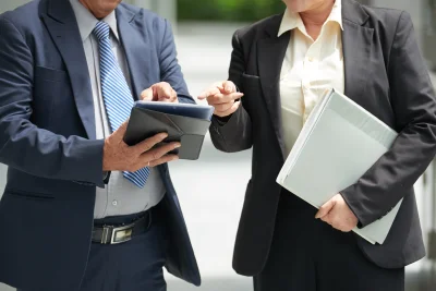 Business people discussing contract 2026 01 07 07 10 14 utc - Automatisering i små bedrifter