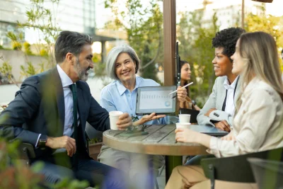 Business people having a meeting at outdoor cafe s 2026 01 09 11 54 48 utc 1 - Fordeler og ulemper ved outsourcing
