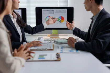 Business people discussing data analysis during co 2026 01 18 12 57 55 utc - Fordeler og ulemper ved outsourcing