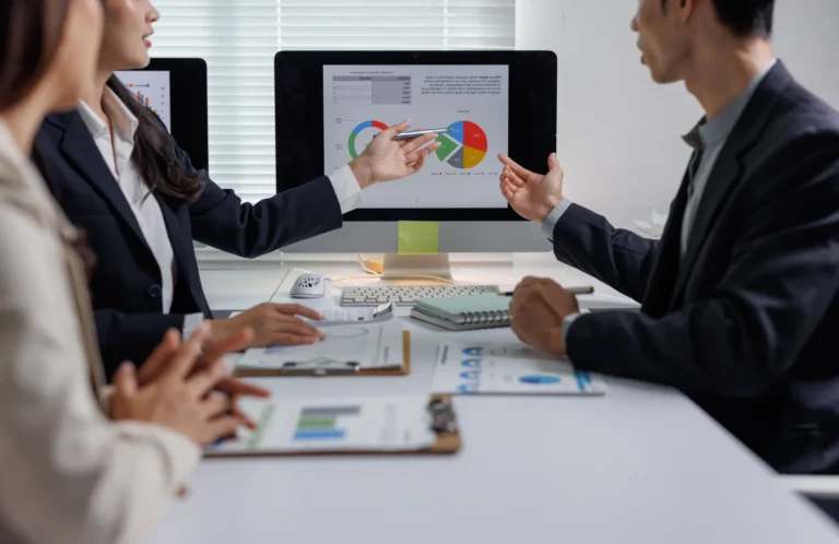 Business people discussing data analysis during co 2026 01 18 12 57 55 utc - Fordeler og ulemper ved outsourcing