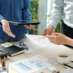 Business people working with papers 2026 01 08 00 09 13 utc - Hva gjør et konsulentselskap? Tjenester, priser og hvordan det fungerer