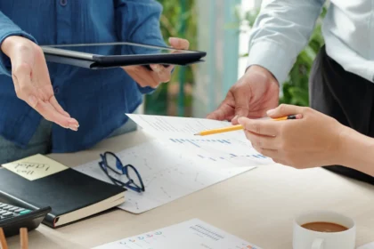 Business people working with papers 2026 01 08 00 09 13 utc - Hva gjør et konsulentselskap? Tjenester, priser og hvordan det fungerer