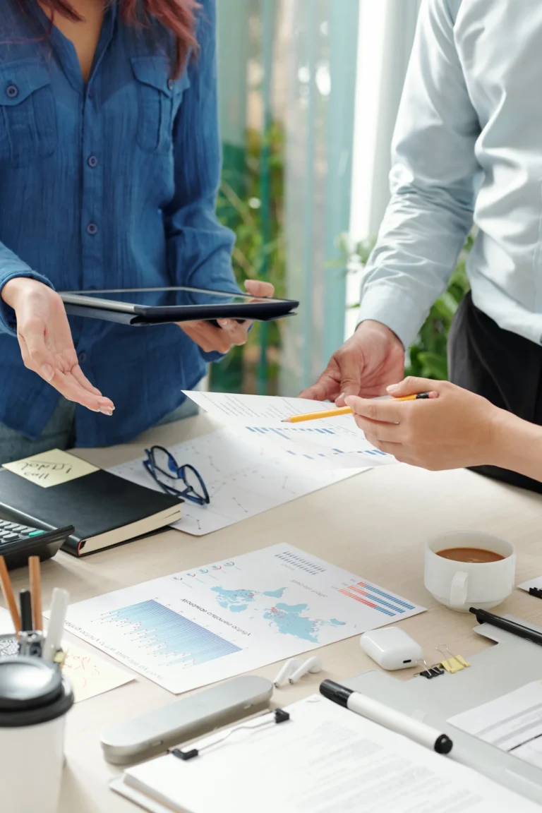 Business people working with papers 2026 01 08 00 09 13 utc - Hva gjør et konsulentselskap? Tjenester, priser og hvordan det fungerer