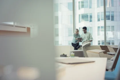 Business people with digital tablet sitting on win 2026 01 05 00 58 45 utc - Hva gjør et digitalt byrå? Tjenester, priser og hvordan du velg...