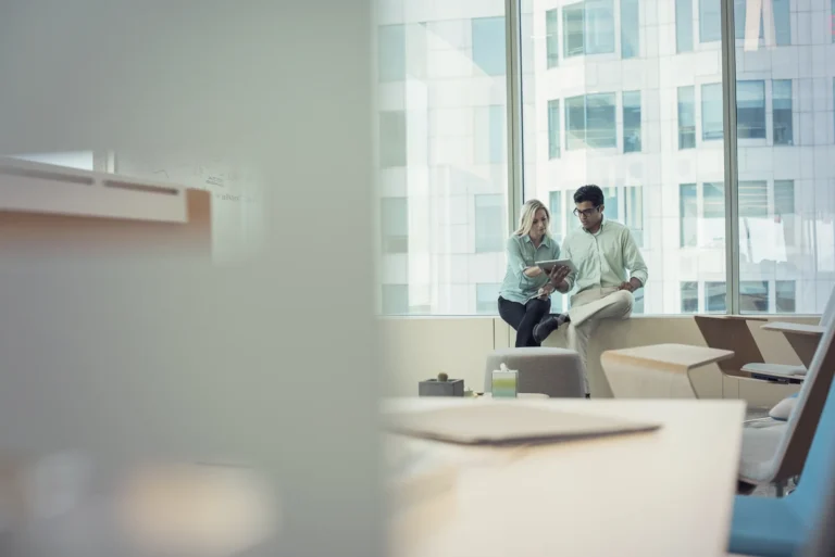 Business people with digital tablet sitting on win 2026 01 05 00 58 45 utc - Hva gjør et digitalt byrå? Tjenester, priser og hvordan du velg...