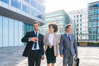 Business people meeting in a business park 2026 01 11 11 12 36 utc - Hvordan evaluere tilbud fra leverandører: modeller og sjekkliste