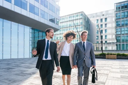 Business people meeting in a business park 2026 01 11 11 11 42 utc - Hvordan evaluere tilbud fra leverandører: modeller og sjekkliste