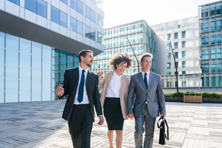 Business people meeting in a business park 2026 01 11 11 11 42 utc - Hvordan evaluere tilbud fra leverandører: modeller og sjekkliste