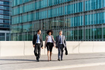 Business people meeting in a business park 2026 01 08 07 46 41 utc - Når bør en bedrift bruke eksterne konsulenter? 9 situasjoner + sjekklis...