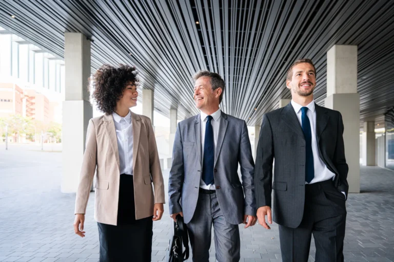 Business people meeting in a business park 2026 01 07 06 40 05 utc - Når bør en bedrift bruke eksterne konsulenter? 9 situasjoner + sjekklis...