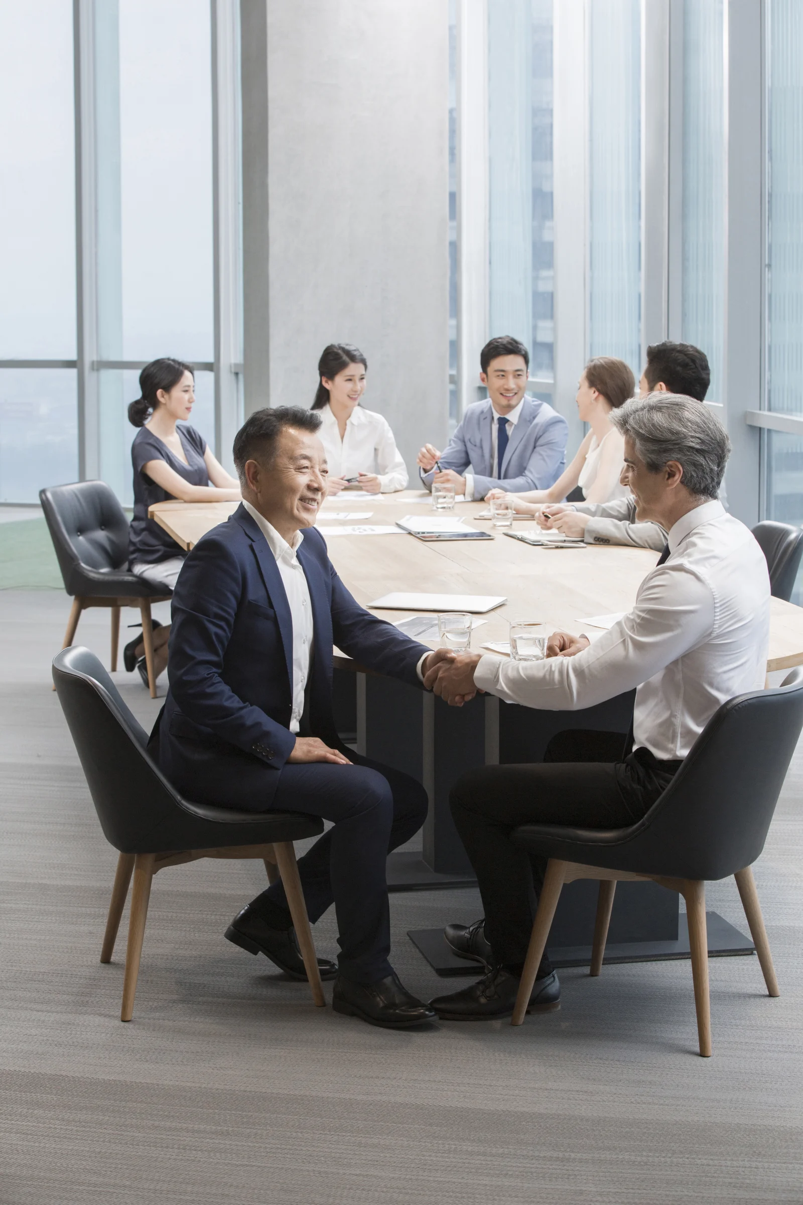 Business people having meeting in board room 2026 01 05 05 40 54 utc - Samarbeidsverktøy for team og prosjekter: Hvordan velge riktig løsnin...