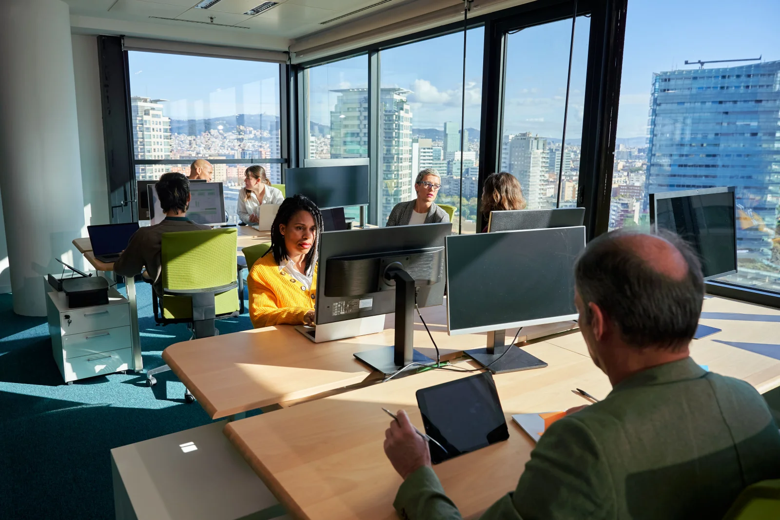 Business team working on computers in modern offic 2026 01 09 11 52 41 utc - Digitale nettverk vs fysiske møteplasser i næringslivet