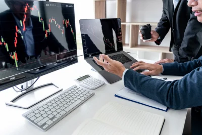 Business team investment working with computer pl 2026 01 11 08 39 55 utc - Hva gjør et konsulentselskap? Tjenester, priser og hvordan det f...