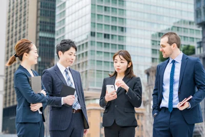 Business team talking on street 2026 01 11 09 14 31 utc - Hvordan bruke LinkedIn til å bygge profesjonelle relasjoner