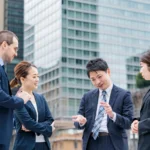 Business team talking on street 2026 01 11 09 09 50 utc - Hvordan bruke LinkedIn til å bygge profesjonelle relasjoner