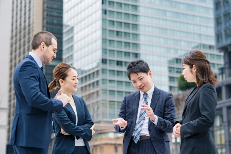 Business team talking on street 2026 01 11 09 09 50 utc - Hvordan bruke LinkedIn til å bygge profesjonelle relasjoner