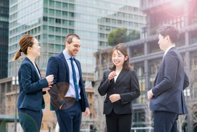 Business team talking on street 2026 01 11 09 08 25 utc - Hvordan velge riktig leverandør for bedriften