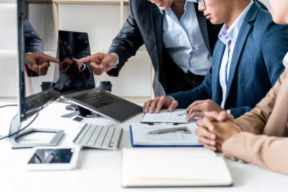 Business team partner working with computer lapto 2026 01 11 08 42 29 utc - Hvordan velge riktig leverandør for bedriften