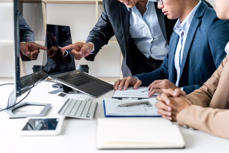 Business team partner working with computer lapto 2026 01 11 08 42 29 utc - Hvordan velge riktig leverandør for bedriften