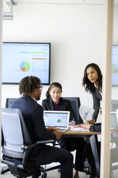 Businessman and businesswomen sitting in office 2026 01 09 09 42 04 utc - Digitale nettverk vs fysiske møteplasser i næringslivet