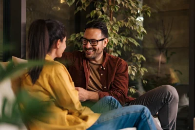 Businessman and businesswoman enjoying their break 2026 01 08 08 15 36 utc - Hva er forskjellen på samspill, samhandling og relasjon?
