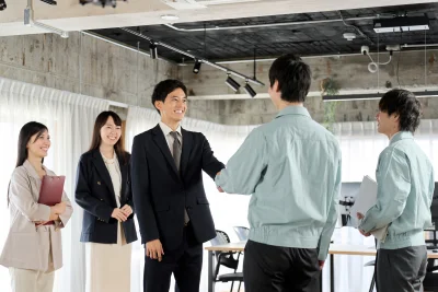 Businessman and worker shaking hands in the office 2026 01 09 01 11 15 utc - Hvordan følge opp nye kontakter etter et møte: Timing og kanale...
