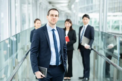 Businessman and his business team 2026 01 11 09 14 19 utc - Hvordan følge opp nye kontakter etter et møte: Timing og kanaler